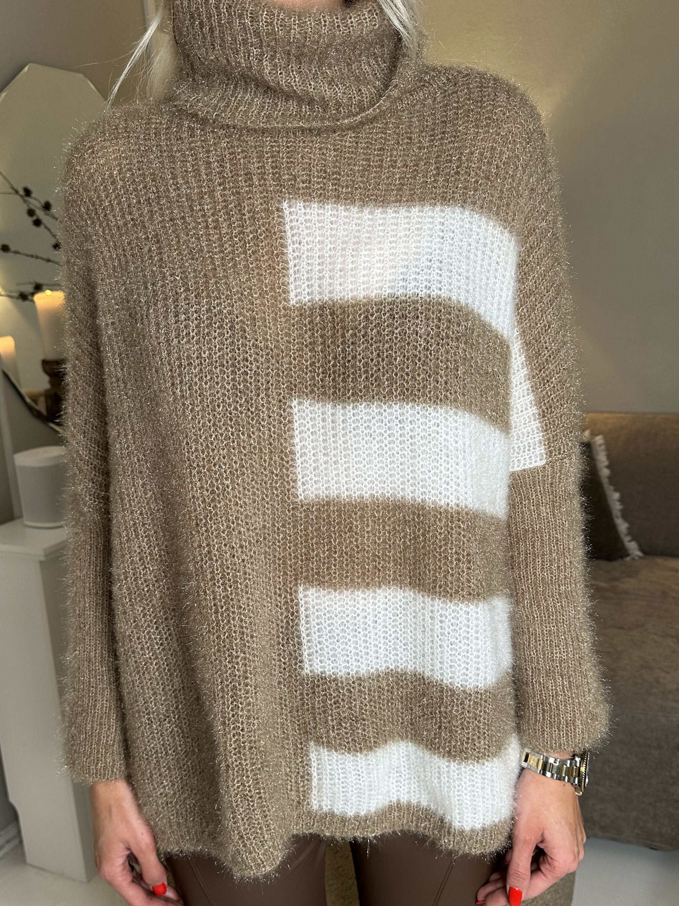 Tess - Söt fluffig stickning med ränder - Taupe